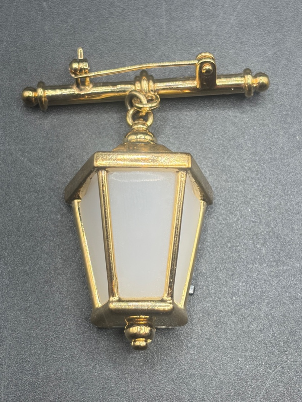 Vintage AVON Thomas Kinkade Home for the Holidays Lantern Coach Lamp Pin Brooch